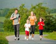 H γυμναστική των γονιών με τα παιδιά καλλιεργεί θετικά τη σχέση τους.